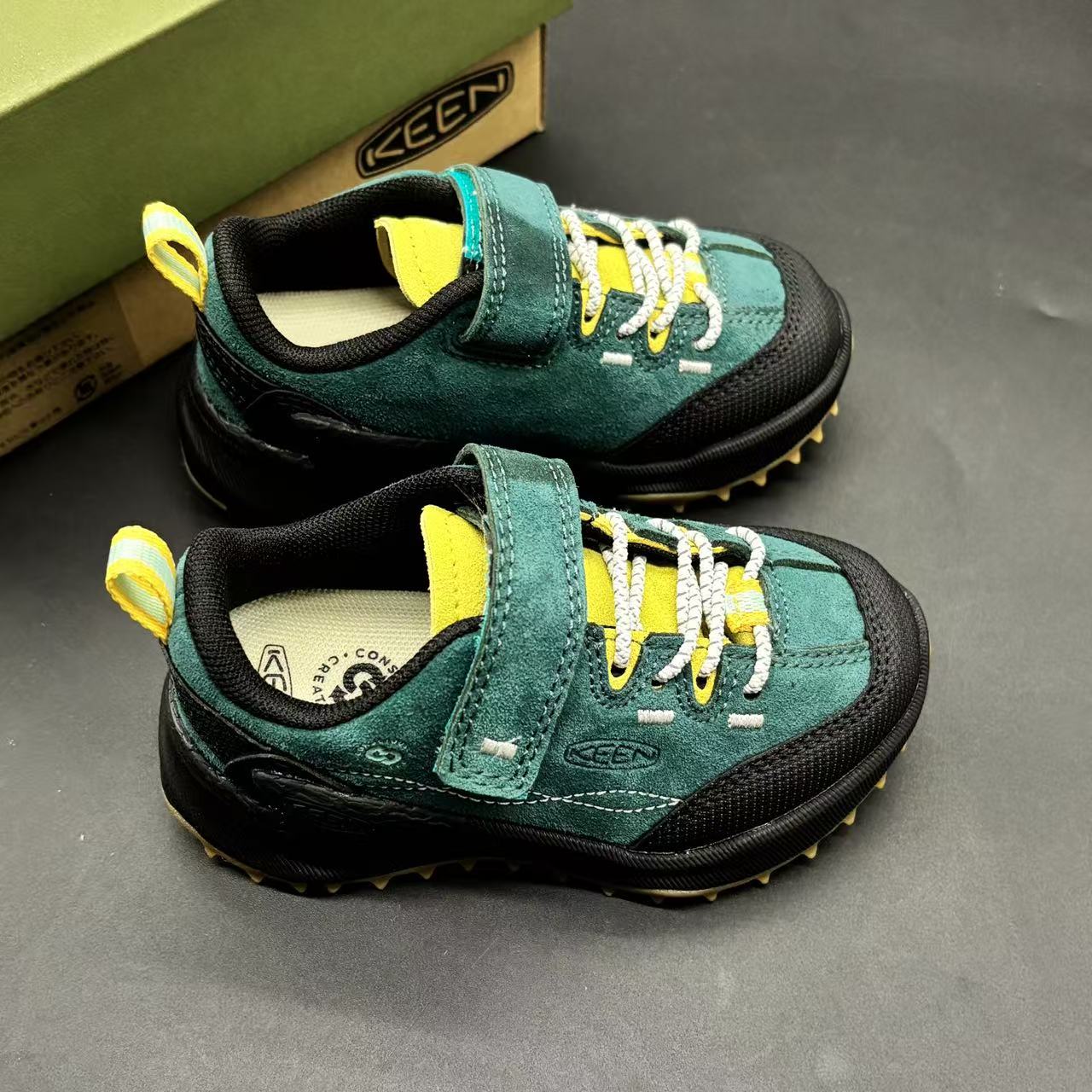Children's shoes child